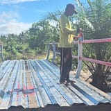 Pembangunan Jembatan Memasuki Tahap Pemasangan Bondek dan Pengecatan Pagar