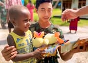 Satgas Yonif 763/SBA Laksanakan Binter dengan Bagikan Buku Bergambar Untuk Anak-Anak Kampung Afkrem