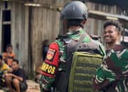 Jalin Komsos Dengan Baik, Satgas Pamtas Kewilayahan RI-PNG Yonif 410/Alg Pos Kramamongga Anjangsana ke Rumah Tokoh Masyarakat