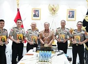 Lewat Buku, Wakapolri Titipkan Misi Pemberantasan TPPA–PPO pada 5 Calon Atase dan Staf Teknis Polri
