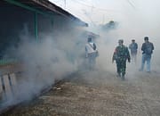 Babinsa Koramil 1016-01/Phd Dampingi Fogging Dinkes Palangka Raya Cegah Penyebaran DBD